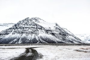 Fotografia del paisaje de Islandia, tierra del hielo y fuego. Vista de la montaña Stadarfjall en Steinasandur (region de Austurland, Islandia)