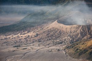 Fotografia del paisaje volcanico en la caldera del volcan Bromo, isla de Java, Indonesia