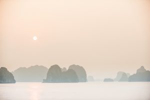 Atardecer en la bahía de Halong, Vietnam (Patrimonio de la Humanidad UNESCO) 